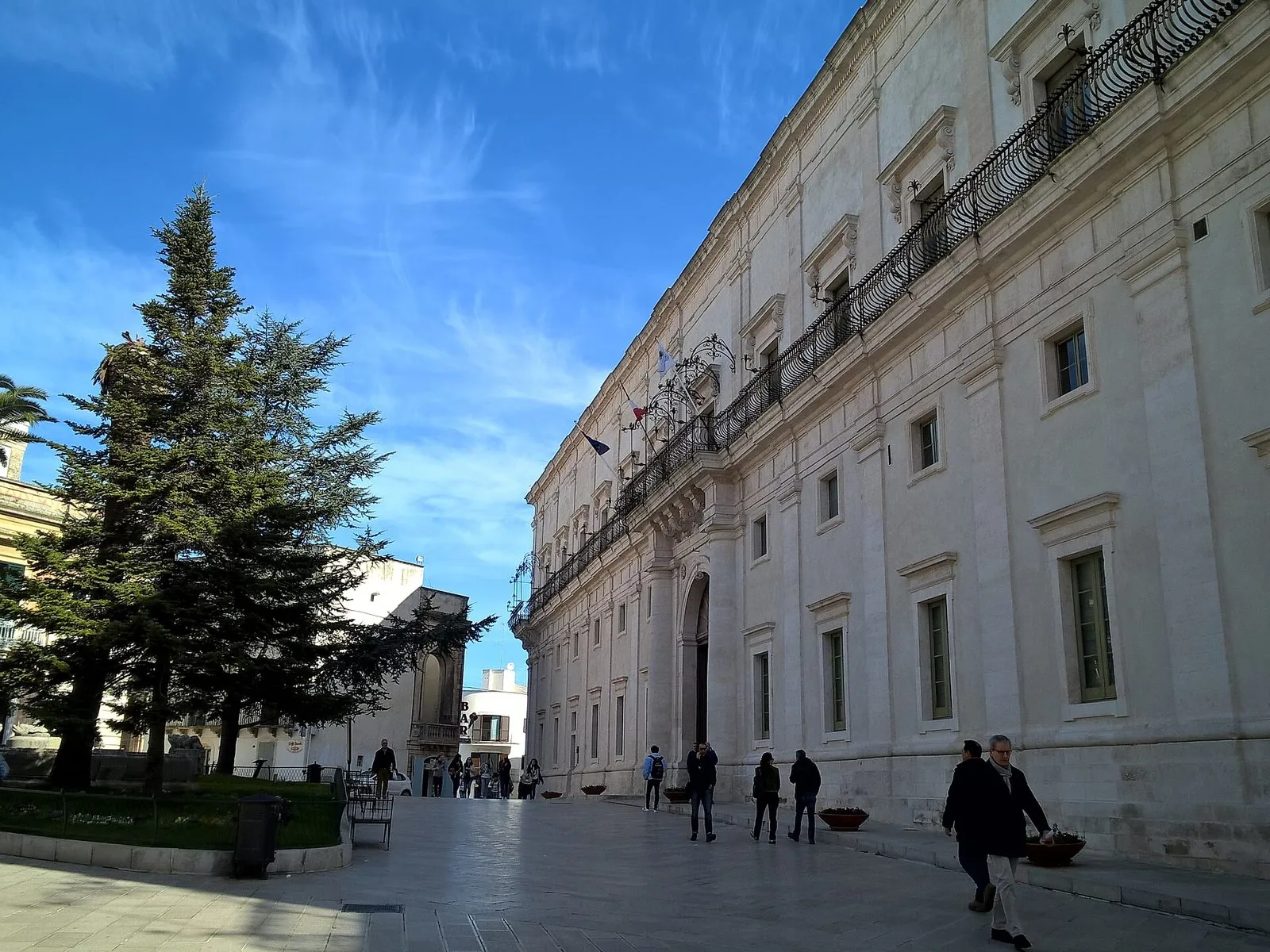 La facciata del Palazzo Ducale di Martina Franca sulla piazza, accanto a un grande abete